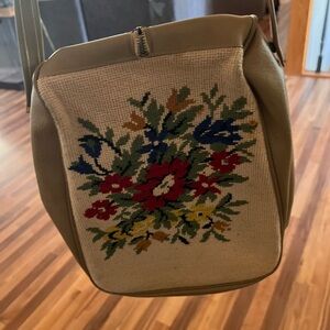 Cream Floral Embroidered Shoulder Bag with Vintage Charm